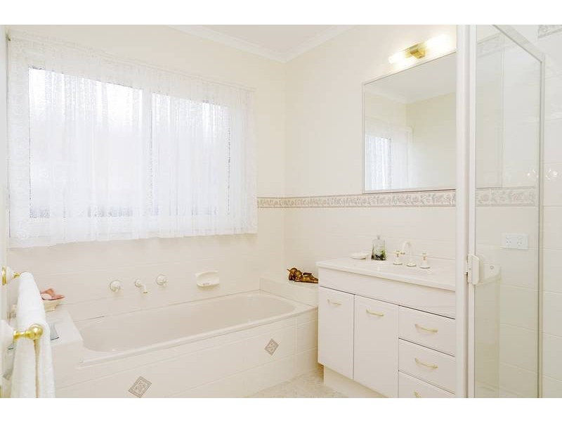 34 Cameron Crescent, Lara VIC 3212
