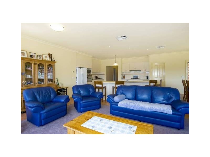 5 KANOWNA PLACE, Lara VIC 3212