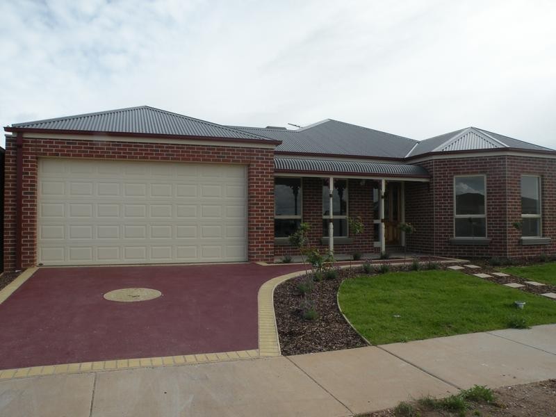 18 Raymond George Place, Lara VIC 3212