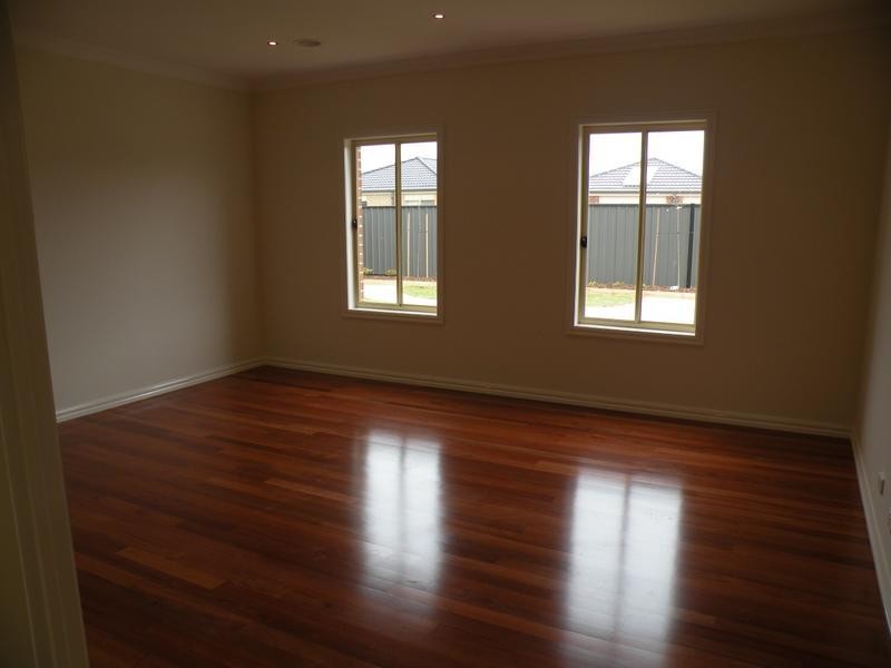 18 Raymond George Place, Lara VIC 3212