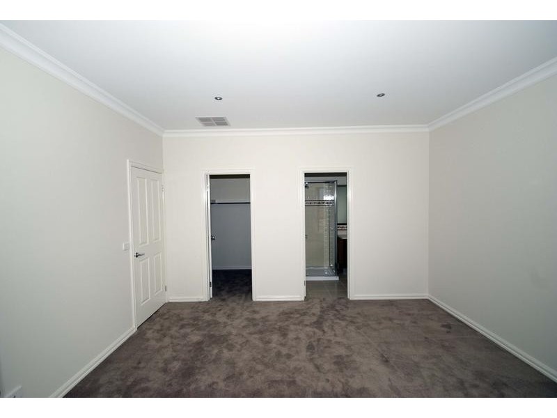18 Raymond George Place, Lara VIC 3212