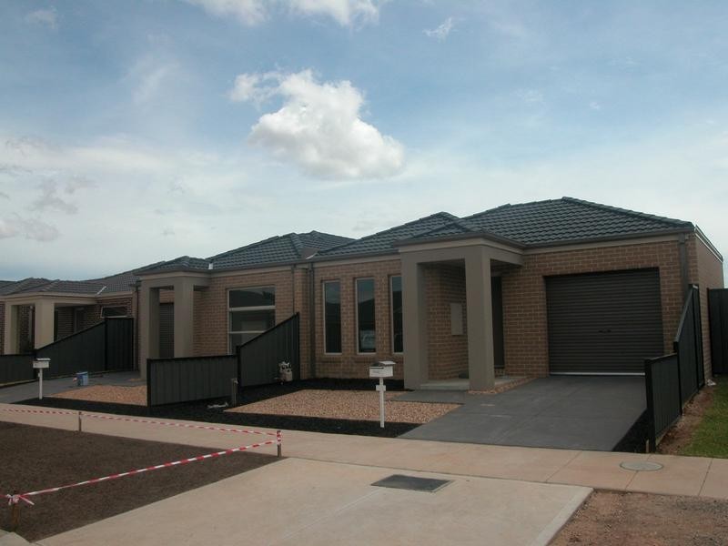 1/5 Raymond George Place, Lara VIC 3212