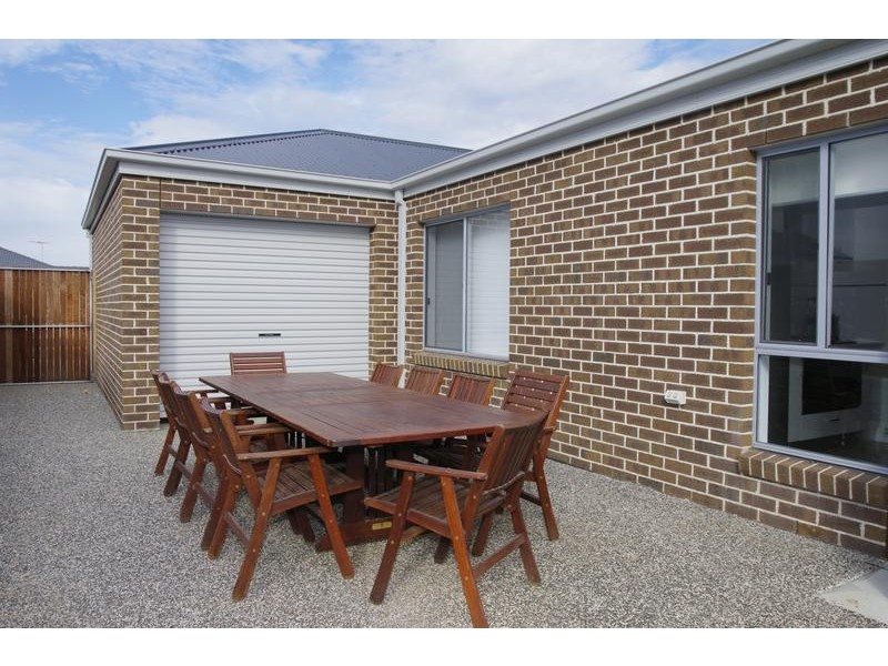 24 Grand lakes Way, Lara VIC 3212