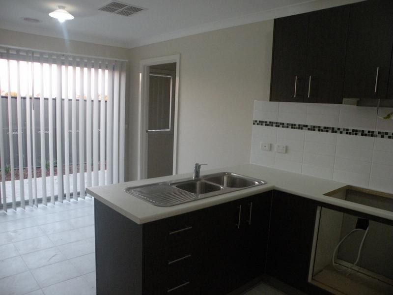 2/10 Raymond George Place, Lara VIC 3212