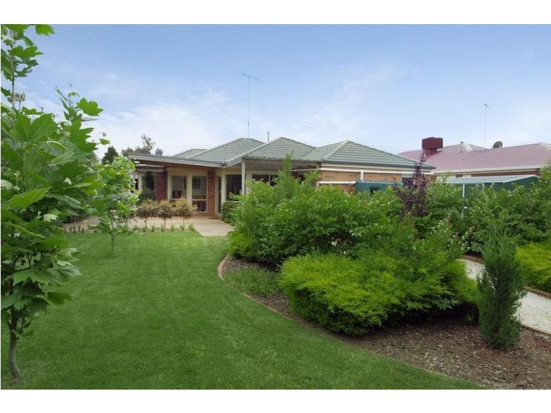 14 Betty Crt, Lara VIC 3212