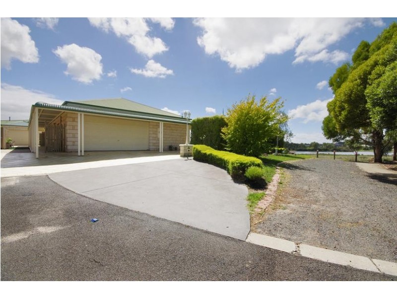 11 Marina Crt, Lara VIC 3212