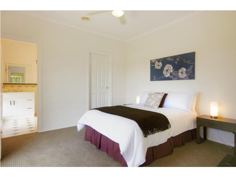 11 Marina Crt, Lara VIC 3212