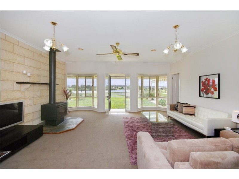 11 Marina Crt, Lara VIC 3212