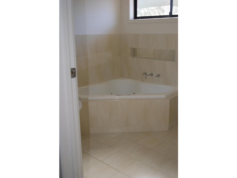 4 Abbey Drive, Lara VIC 3212