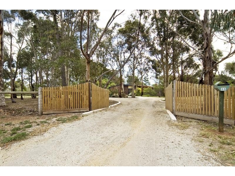 35 Manzeene Ave, Lara VIC 3212