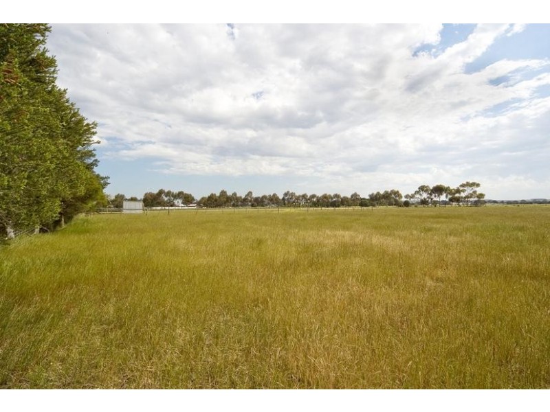 35 Manzeene Ave, Lara VIC 3212