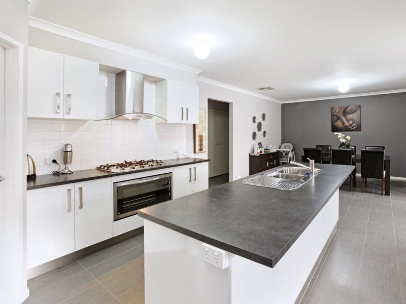 15 Raymond George Place, Lara VIC 3212