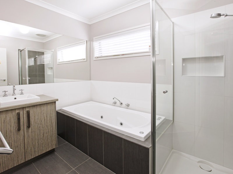 15 Raymond George Place, Lara VIC 3212