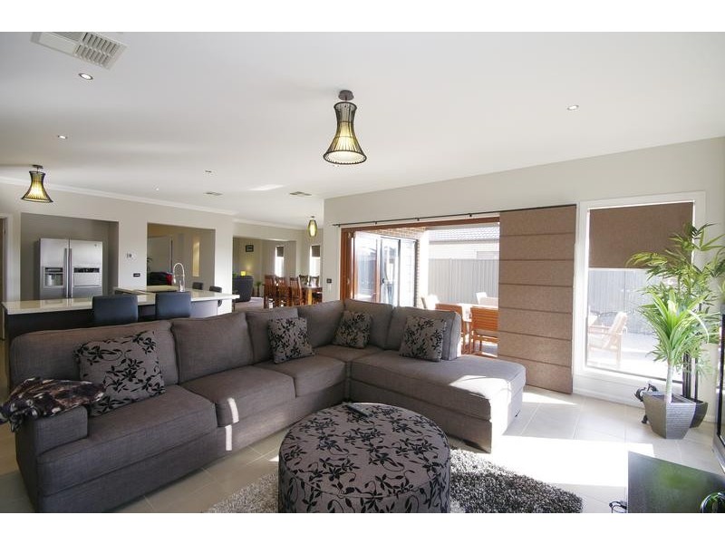 52 Grandlakes Way, Lara VIC 3212