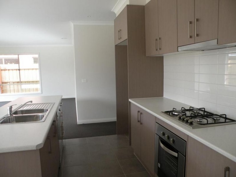 2 /110 Flinders Avenue, Lara VIC 3212