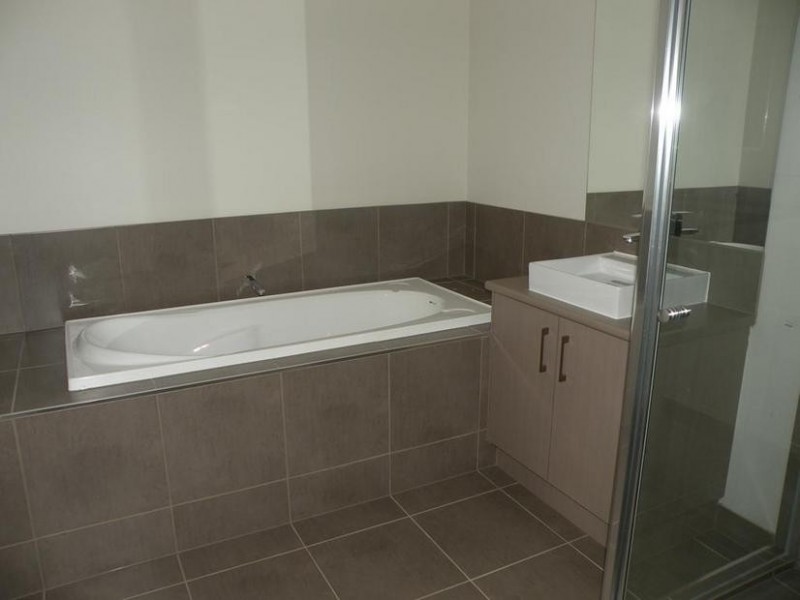 2 /110 Flinders Avenue, Lara VIC 3212