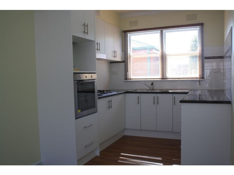 2/1 Breguet St, Manifold Heights VIC 3218