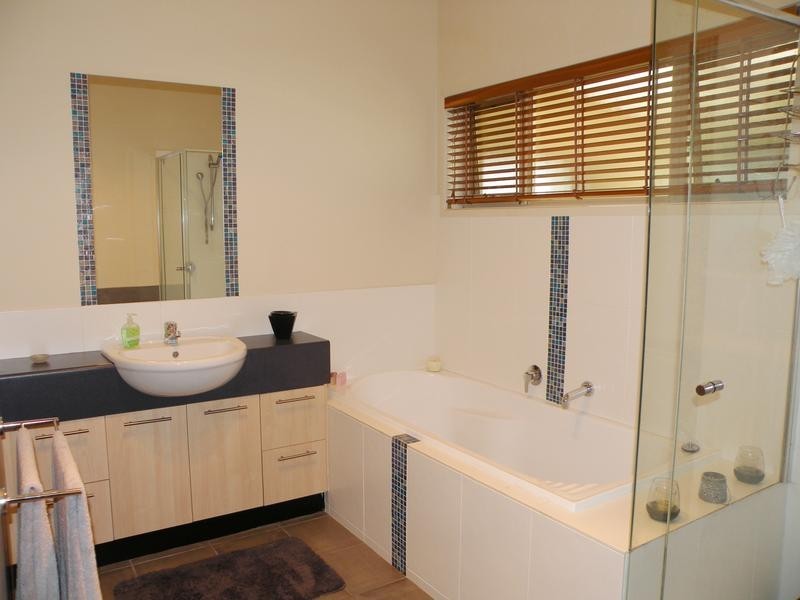 25 Lakeside Blvd, Lara VIC 3212