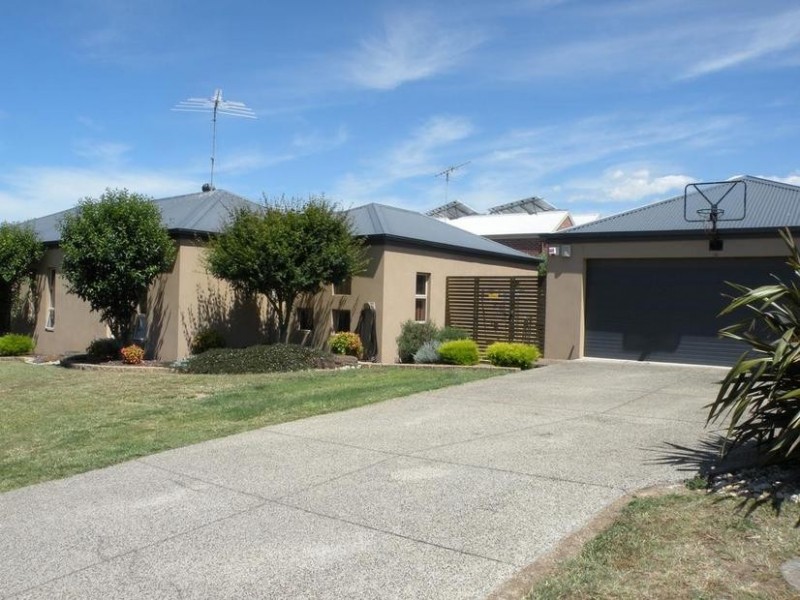25 Lakeside Blvd, Lara VIC 3212