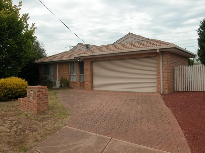 54 Cameron Crescent, Lara VIC 3212