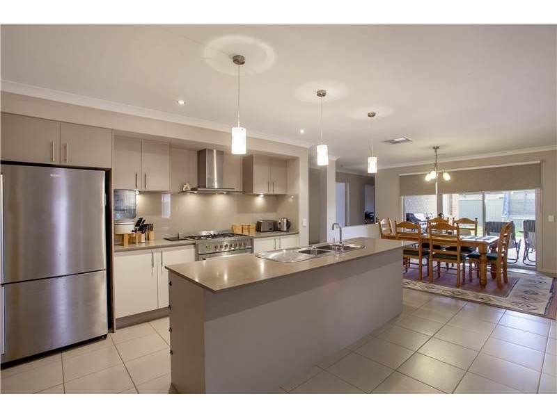 16 Bluebill Crt, Lara VIC 3212