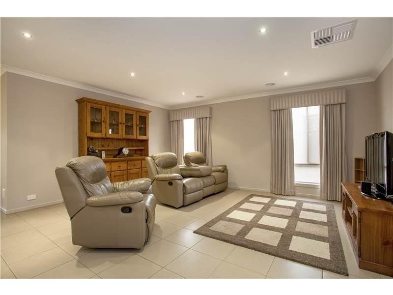 16 Bluebill Crt, Lara VIC 3212