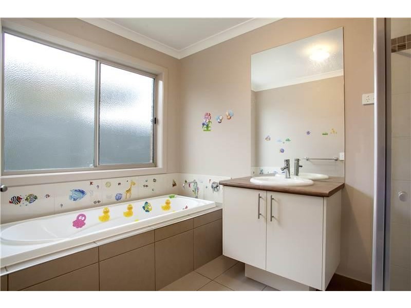 16 Bluebill Crt, Lara VIC 3212