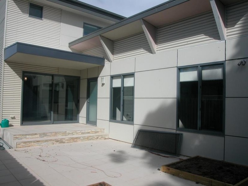 1/1 Swan Street, Lara VIC 3212