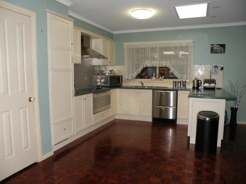 10 Bracknell Crt, Lara VIC 3212