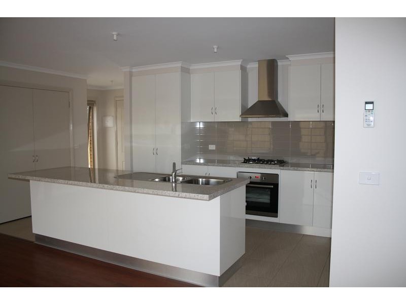 2/103 McClelland Avenue, Lara VIC 3212