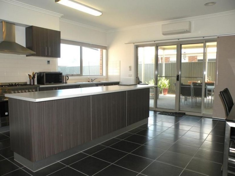 15 Bluebill Crt, Lara VIC 3212