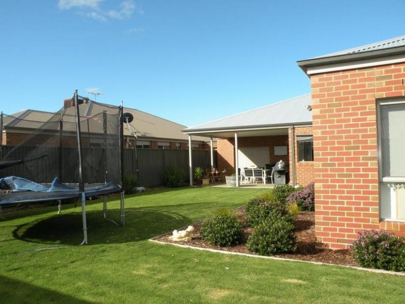 15 Bluebill Crt, Lara VIC 3212