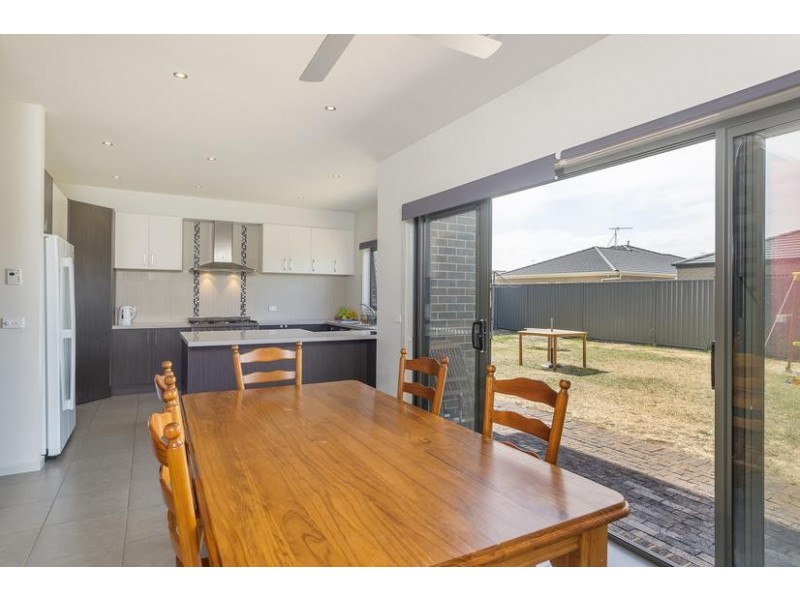 7 Black Duck Crt, Lara VIC 3212