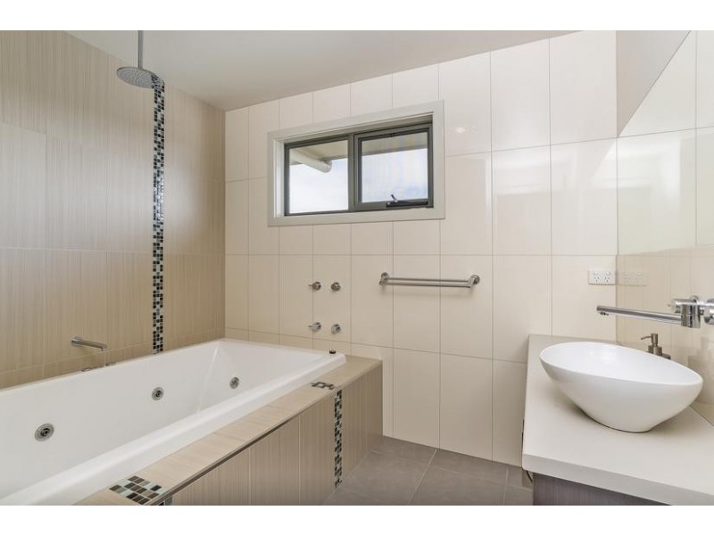 7 Black Duck Crt, Lara VIC 3212