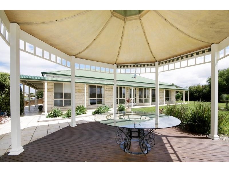 11 Marina Crt, Lara VIC 3212