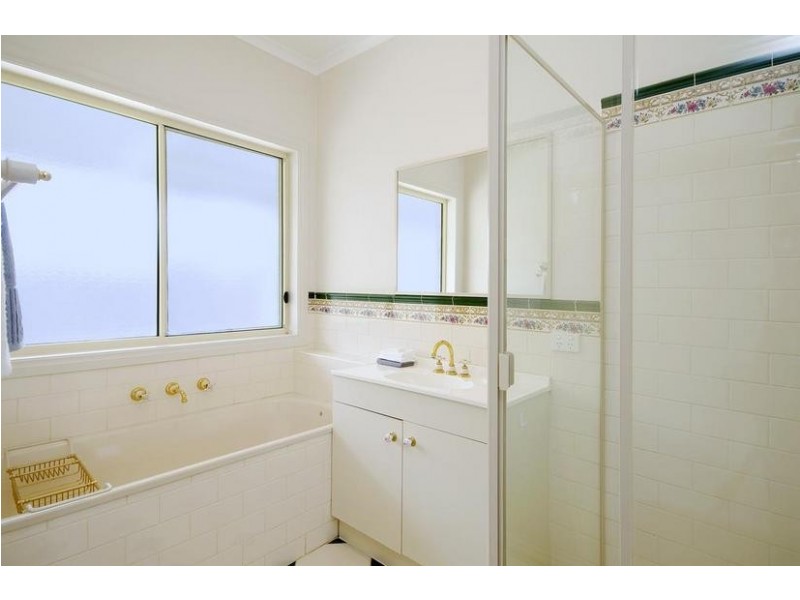 11 Marina Crt, Lara VIC 3212