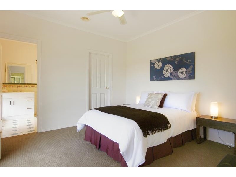 11 Marina Crt, Lara VIC 3212