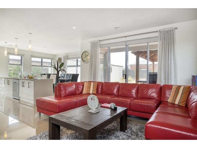 114 East Lakes Boulevard, Lara VIC 3212