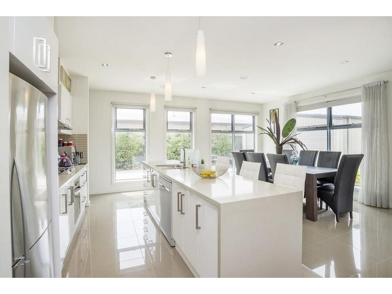 114 East Lakes Boulevard, Lara VIC 3212