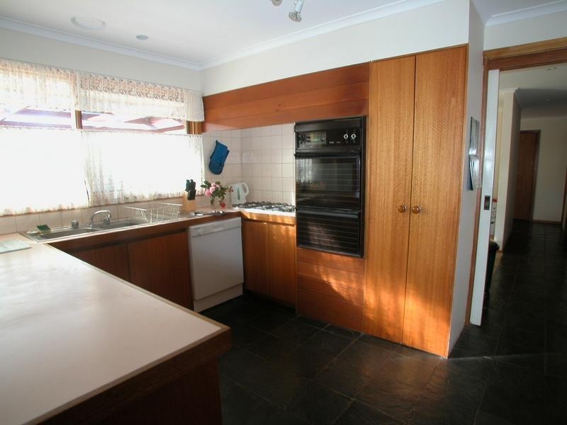 17 Cameron Crescent, Lara VIC 3212