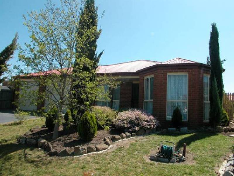 3 Hoffman Crt, Lara VIC 3212
