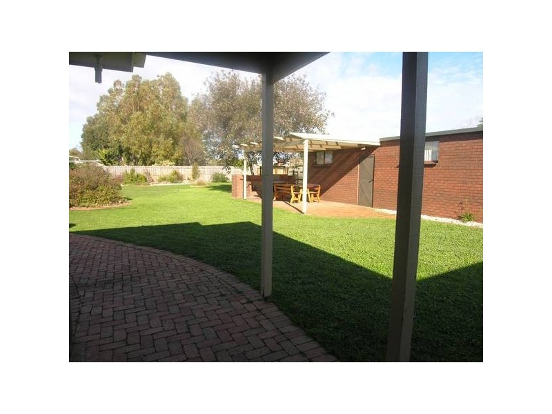 8 Rubena Crescent, Lara VIC 3212