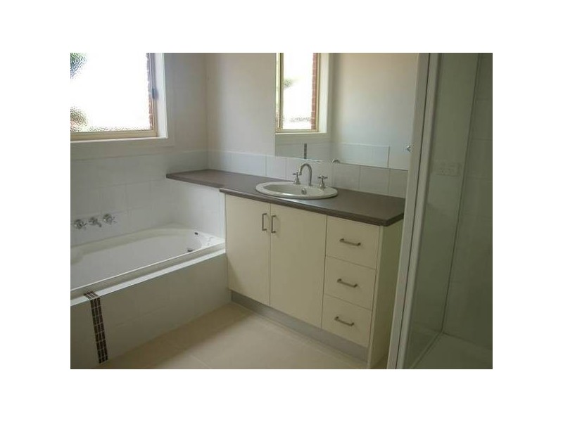 2/2 Young Street, Lara VIC 3212