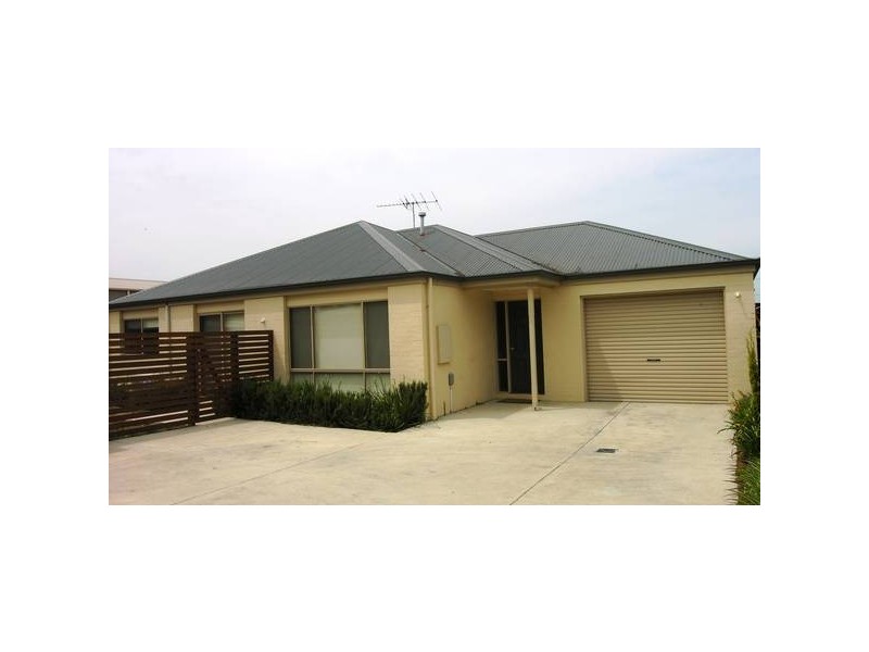 2/104 McClelland Avenue, Lara VIC 3212