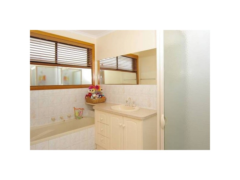 24 Henderson Drive, Lara VIC 3212
