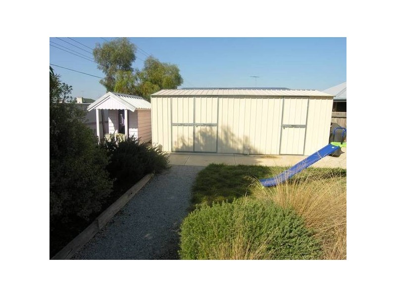 15 Greenleaf Drive, Lara VIC 3212