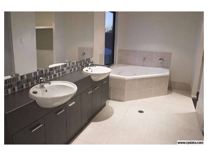 15 Easter St, Kawana Island QLD 4575