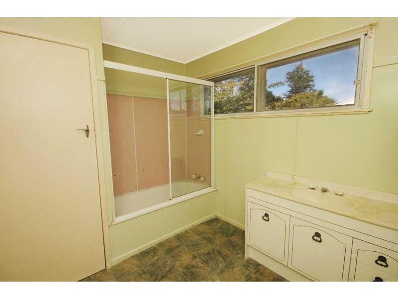 9 Hillcrest Ave, Nambour QLD 4560