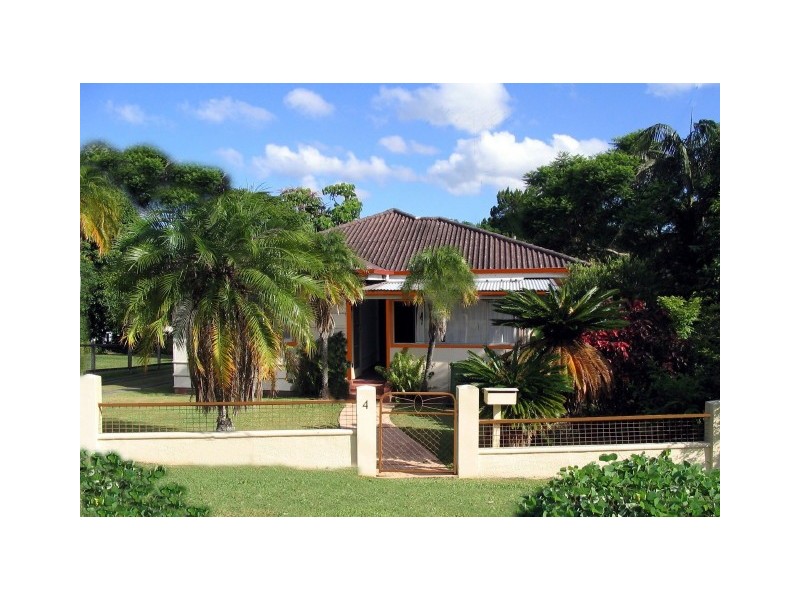 4 Oxleigh Cres, Nambour QLD 4560