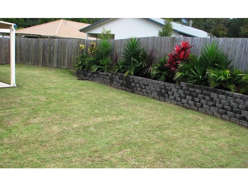 8 Pollys Place, Nambour QLD 4560